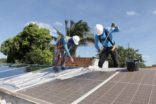 Como limpar painel solar?