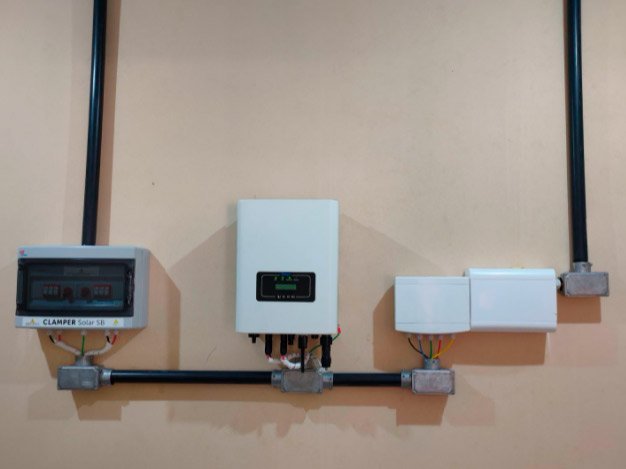 O que é painel solar com microinversor?
