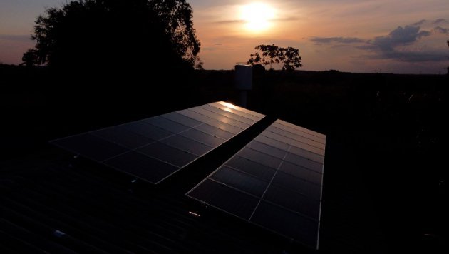 Energia solar funciona a noite e em dias de chuva?