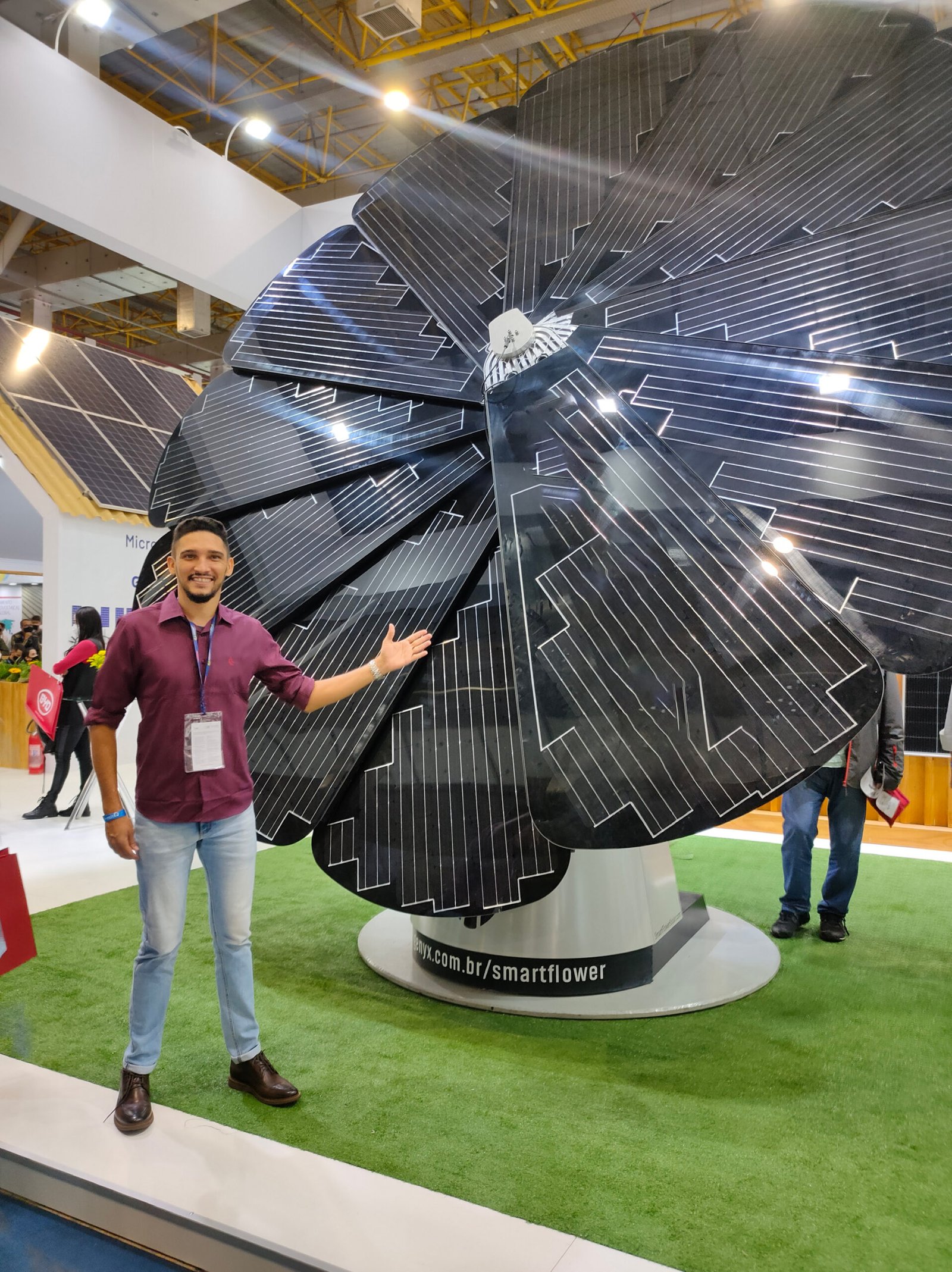 Painel solar em forma de girassol