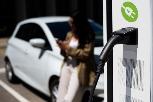 Como está a disponibilidade de postos de recarga para carros elétricos no Brasil?