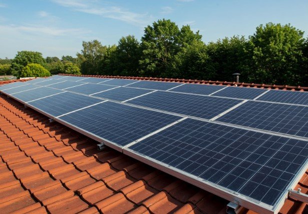 Energia solar residencial: checklist simples para sua casa receber o projeto