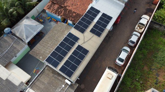 É possível instalar energia solar em qualquer tipo de telhado?