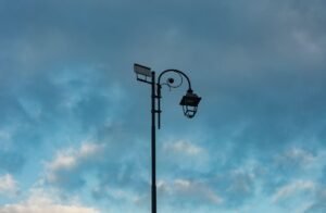 Poste de iluminação pública ao entardecer, encargo cobrado na conta de luz como CIP